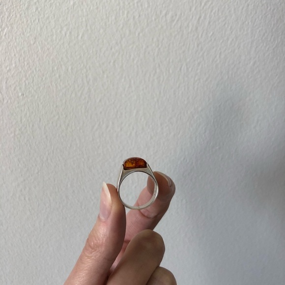 Amber and sterling silver ring - Picture 2 of 2